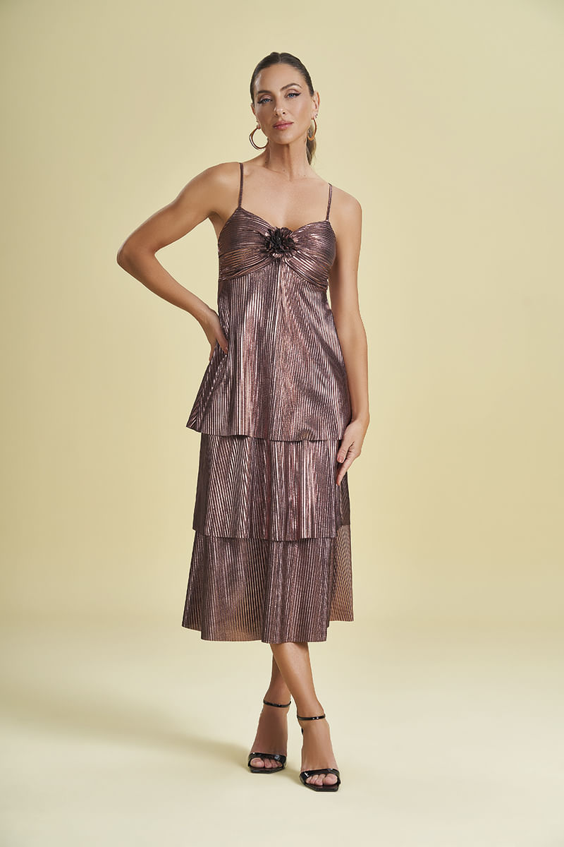 Vestido Midi de Alça em Plissado Metalizado com Aplique de Flor rosa
