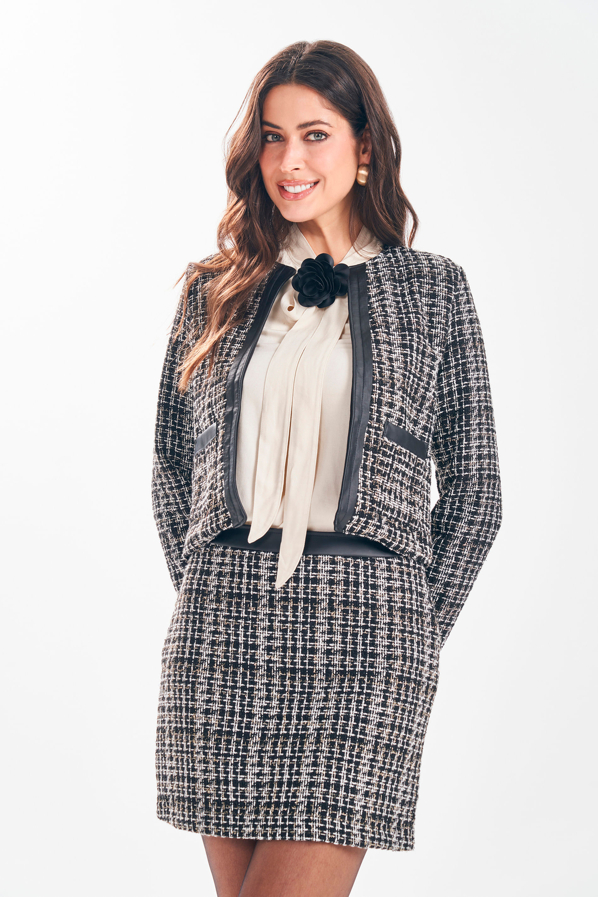 Casaco Cropped em Tweed French com Bolsos Frontais PRETO
